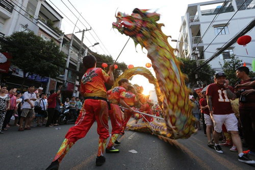 Ngàn người xem biểu diễn Tết Nguyên tiêu của người Hoa ở Sài Gòn - 5