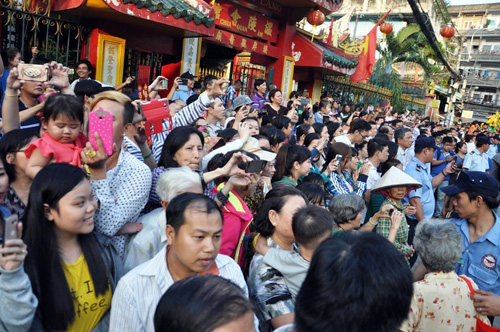 Ngàn người xem biểu diễn Tết Nguyên tiêu của người Hoa ở Sài Gòn - 9
