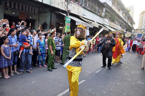 Ngàn người xem biểu diễn Tết Nguyên tiêu của người Hoa ở Sài Gòn - 8