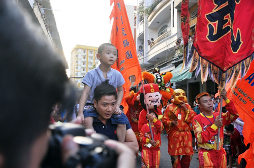 Ngàn người xem biểu diễn Tết Nguyên tiêu của người Hoa ở Sài Gòn - 12