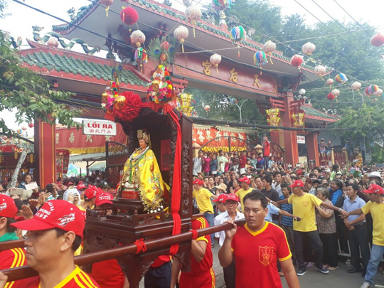 Gà trống khổng lồ “chạy” trên đường phố - 2