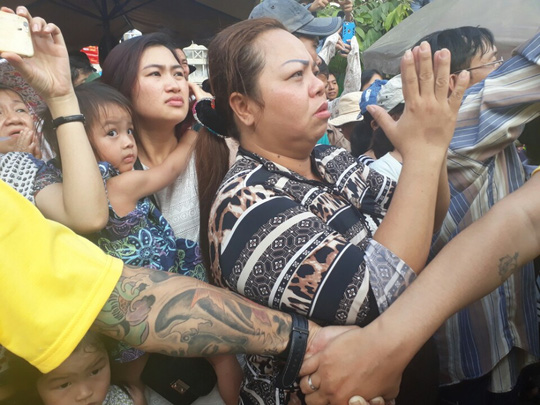 Gà trống khổng lồ “chạy” trên đường phố - 3