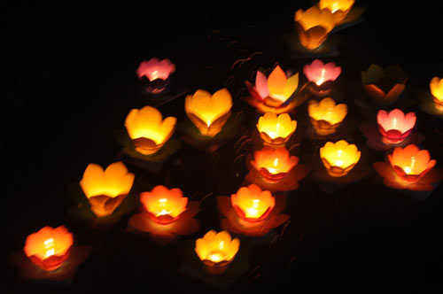 Hoa đăng rực sáng trên sông Sài Gòn đêm rằm tháng Giêng - 1