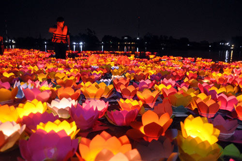 Hoa đăng rực sáng trên sông Sài Gòn đêm rằm tháng Giêng - 12