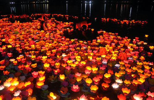 Hoa đăng rực sáng trên sông Sài Gòn đêm rằm tháng Giêng - 13