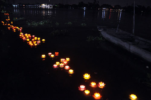 Hoa đăng rực sáng trên sông Sài Gòn đêm rằm tháng Giêng - 9