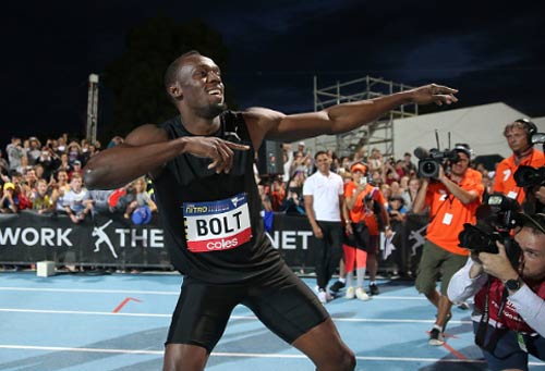 Usain Bolt chạy như đi bộ, vẫn cho đối thủ “hít khói” - 1