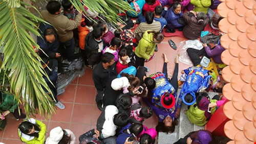 Tranh nhau bữa cơm “ban phúc” của phủ Mẫu The - 4