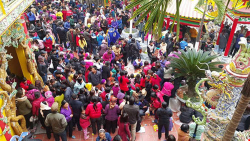 Tranh nhau bữa cơm “ban phúc” của phủ Mẫu The - 2