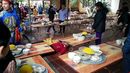 Tranh nhau bữa cơm “ban phúc” của phủ Mẫu The - 5