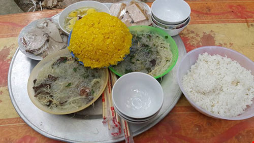 Tranh nhau bữa cơm “ban phúc” của phủ Mẫu The - 6