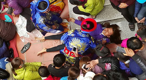 Tranh nhau bữa cơm “ban phúc” của phủ Mẫu The - 3