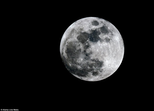 Ngắm trăng ngày nguyệt thực đầu tiên trong năm 2017 - 1
