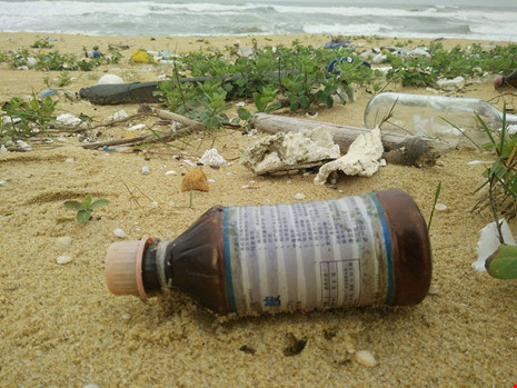 10 km bờ biển ngổn ngang vỏ chai nhãn Trung Quốc - 4