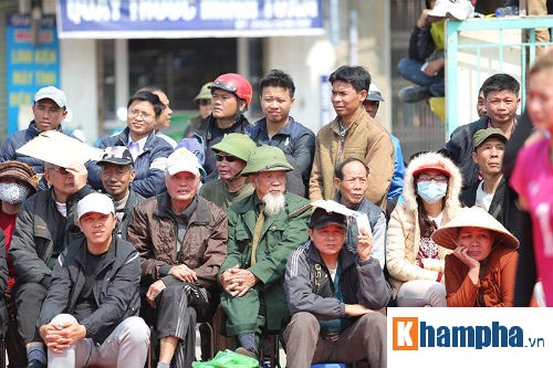 Hoa khôi Kim Huệ gây sốt ở giải hội làng kín người xem - 1