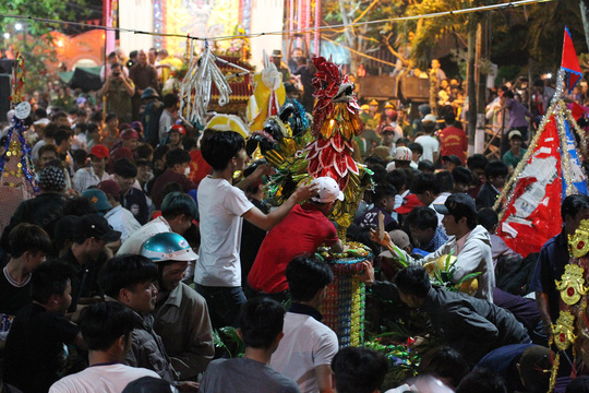 Giữa đêm, ngàn dân miền Tây kéo đi tranh lộc - 10