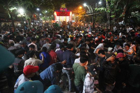 Giữa đêm, ngàn dân miền Tây kéo đi tranh lộc - 11