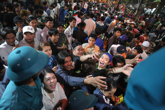 Giữa đêm, ngàn dân miền Tây kéo đi tranh lộc - 12