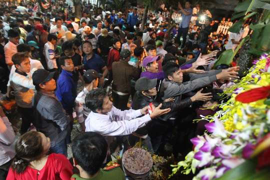 Giữa đêm, ngàn dân miền Tây kéo đi tranh lộc - 13