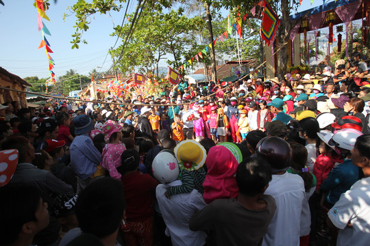 Giữa đêm, ngàn dân miền Tây kéo đi tranh lộc - 2