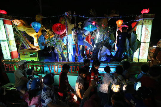 Giữa đêm, ngàn dân miền Tây kéo đi tranh lộc - 4