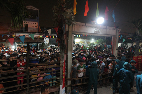 Giữa đêm, ngàn dân miền Tây kéo đi tranh lộc - 5