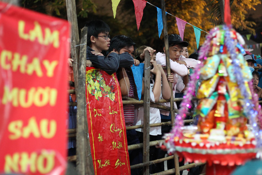 Giữa đêm, ngàn dân miền Tây kéo đi tranh lộc - 6