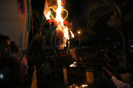 Giữa đêm, ngàn dân miền Tây kéo đi tranh lộc - 8