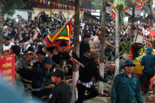 Giữa đêm, ngàn dân miền Tây kéo đi tranh lộc - 9