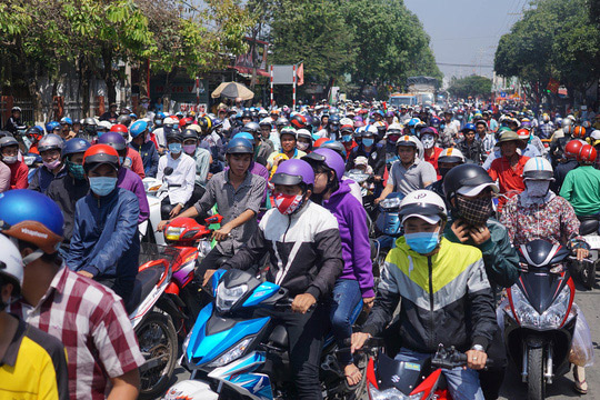 Giữa đêm, ngàn dân miền Tây kéo đi tranh lộc - 3