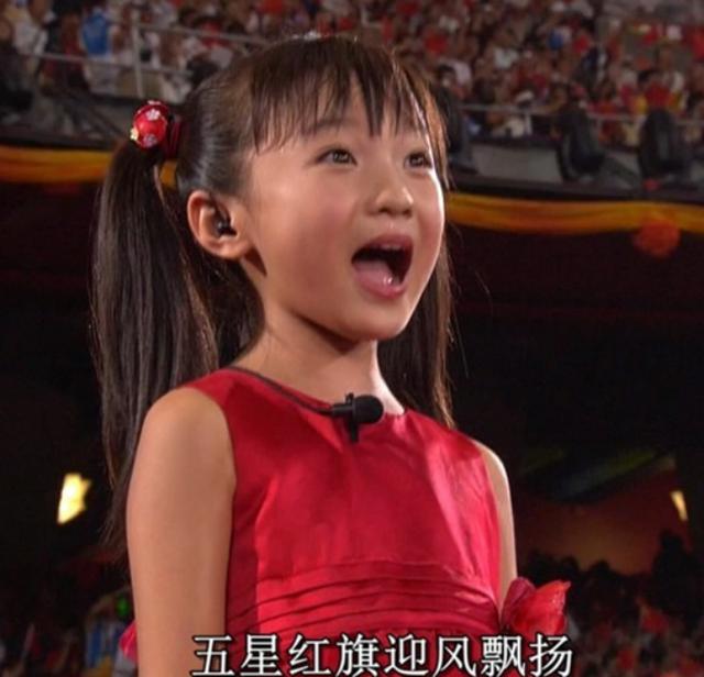 Cô bé hát Olympic Bắc Kinh 2008 giờ đã là mỹ nhân - 1