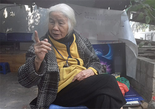 Gặp cụ bà gần 90 tuổi bơm vá xe khiến dân mạng tò mò - 2