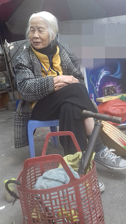 Gặp cụ bà gần 90 tuổi bơm vá xe khiến dân mạng tò mò - 3