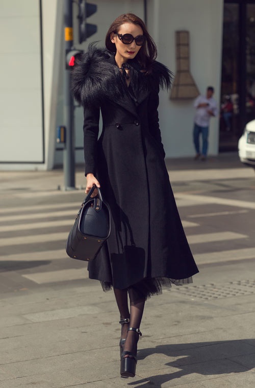 Hoàng Thùy Linh mặc style lạ, lăng xê mốt quần lưới hở eo - 4