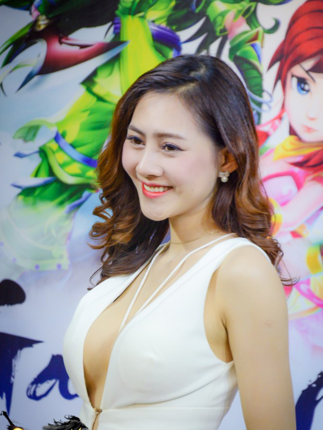 Đinh Hải Yến sinh năm 1993 tại Sơn Tây – Hà Nội,  là cựu sinh viên Khoa Văn hoá du lịch trường ĐH Văn hoá Hà Nội.