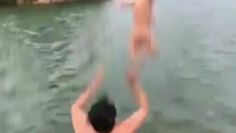 Bố ném thẳng con từ trên vai xuống hồ để dạy bơi - 1