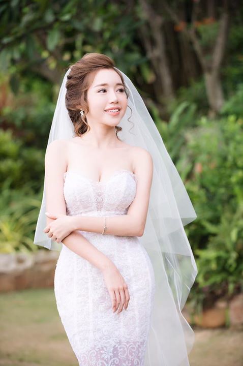 Elly Trần mặc soiree cúp ngực gợi cảm, chuẩn bị cưới chồng? - 1