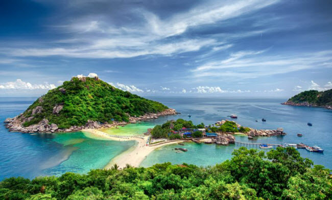 1. Thái Lan: Du khách có thể tới Thái Lan vào bất cứ thời gian nào, nhưng thời tiết khô ráo hơn vào những tháng mùa đông so với các thời điểm khác trong năm. Ngay cả vào thời điểm lạnh ở các nước phương bắc, các bãi biển ở Thái Lan vẫn ấm áp và đẹp mê hồn.
