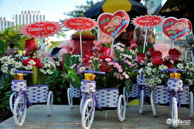 TP.HCM: Hoa mắt quà tặng Valentine trên “con đường tình yêu” - 4