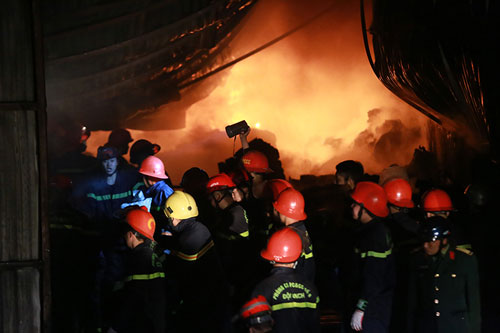HN: Cháy lớn thiêu rụi nghìn m2 nhà xưởng trong đêm Valentine - 1