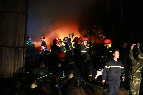 HN: Cháy lớn thiêu rụi nghìn m2 nhà xưởng trong đêm Valentine - 2