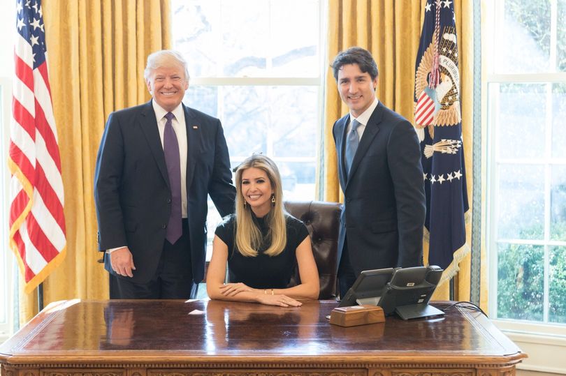 Ivanka là phụ nữ đầu tiên ngồi lên ghế tổng thống Mỹ - 1