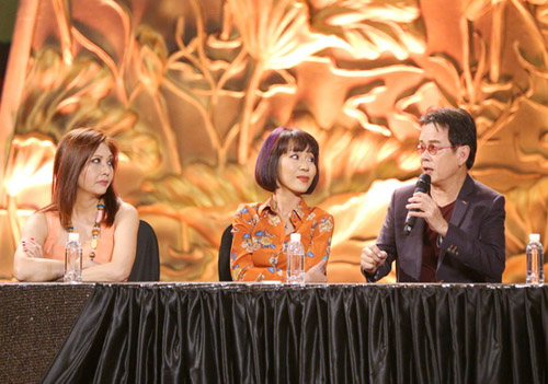 Ca sĩ bán kẹo kéo so tài hát Bolero cùng sao phòng trà - 4