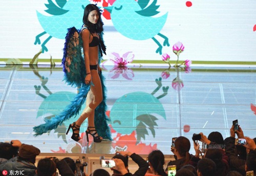 Tuyết rơi, mẫu trẻ vẫn diện bikini giữa trung tâm thương mại - 7