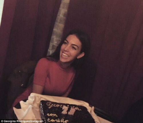 Ronaldo "săn" hàng hiệu tặng bạn gái quà Valentine - 4