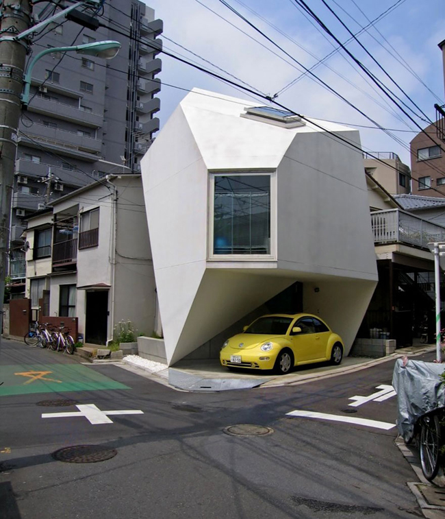 Một ngôi nhà nhỏ nổi bật giữa lòng Tokyo đông đúc, vừa đẹp lại giúp giải quyết được vấn đề về chỗ đậu xe.