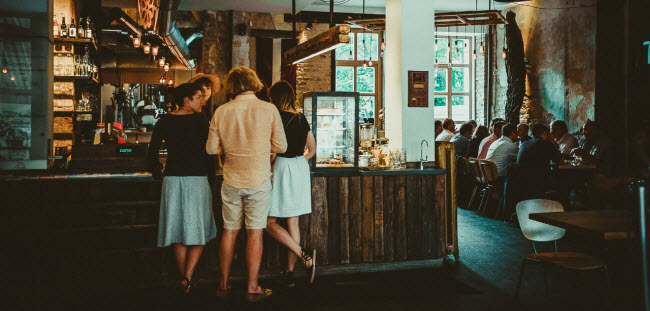 Du khách cũng có thể thưởng thức loại bia hảo hạng tại nhà hàng Miera iela hay cotail Riga Black Balsam thơm ngon tại các quán bar khắp thành phố.