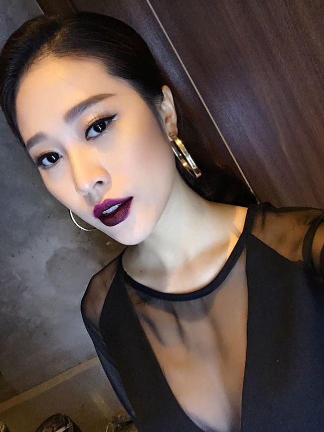 Cẩm Nhung khoe được vẻ quyến rũ vòng một trong những bức ảnh selfie (tự chụp).