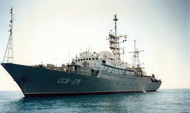 Tàu do thám Nga cách căn cứ tàu ngầm Mỹ 48km - 1
