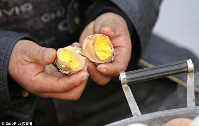 Trứng luộc nước tiểu – đặc sản kinh dị của Trung Quốc - 1